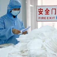 FFP2-Maskenproduktion in China (Symbolbild): Besonders Schutzausrüstungen exportiert China. legen