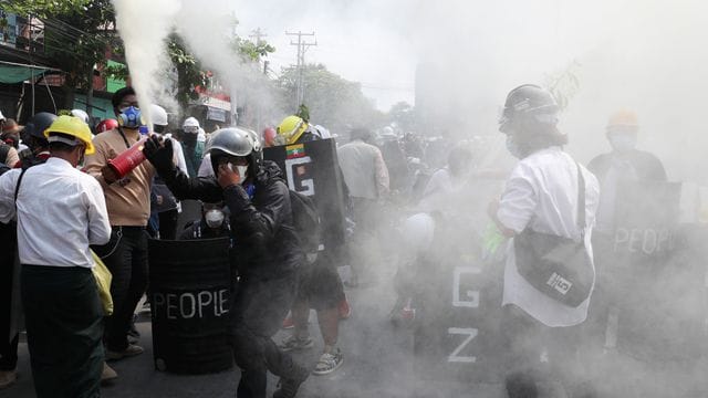 Anti-Putsch-Demonstranten entladen Feuerlöscher, um während einer Demonstration in Mandalay den Auswirkungen des von der Polizei abgefeuerten Tränengases entgegenzuwirken. Anti-Putsch-Demonstranten entladen Feuerlöscher, um während einer Demonstration in Mandalay den Auswirkungen des von der Polizei abgefeuerten Tränengases entgegenzuwirken.