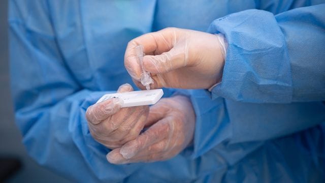 Medizinische Fachangestellte führen einen Antigentest durch (Symbolbild): Ab Montag werden in Berlin kostenlose Schnelltests angeboten. Medizinische Fachangestellte führen einen Antigentest durch (Symbolbild): Ab Montag werden in Berlin kostenlose Schnelltests angeboten.
