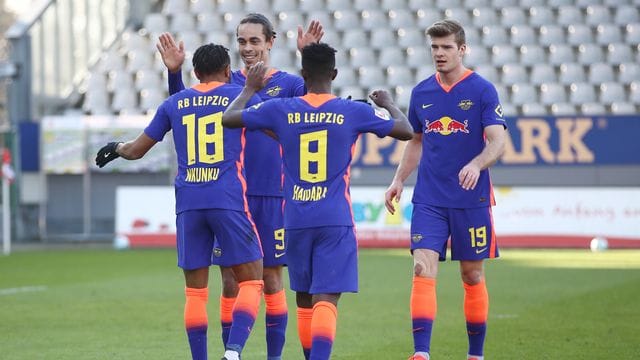 Die Leipziger Spieler feiern den Sieg gegen den SC Freiburg.