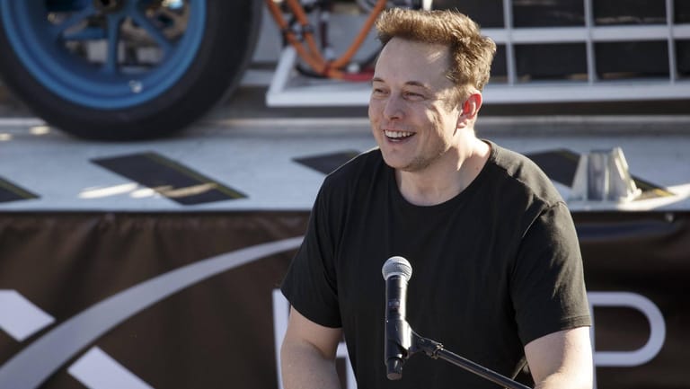 Ein lachender Elon Musk (Archivbild): Der Unternehmer erfreut sich bester Gesundheit.