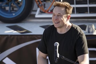 Ein lachender Elon Musk (Archivbild): Der Unternehmer erfreut sich bester Gesundheit.