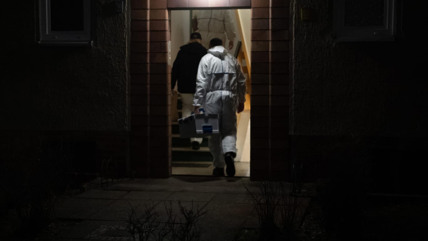Kriminaltechniker der Polizei gehen in ein Wohnhaus im Berliner Bezirk Reinickendorf: Dort war es in der Nacht zu einem Tötungsdelikt in einer Wohnung gekommen.