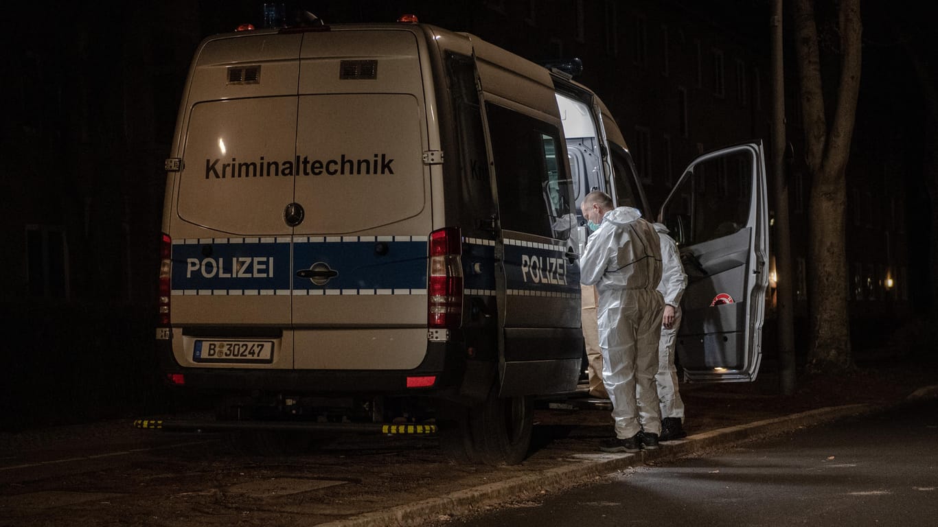 Kriminaltechniker der Polizei stehen am frühen Morgen an ihrem Einsatzfahrzeug an einem Wohnhaus im Berliner Bezirk Reinickendorf: Bei einem Streit soll ein Mann seinen Kontrahenten tödlich verletzt haben.