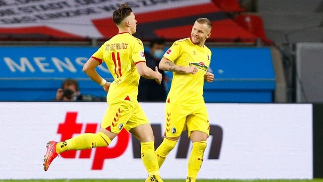 Der Franzose Jonathan Schmid (r) vom SC Freiburg absolvierte sein 273.