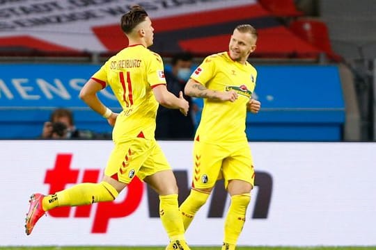 Der Franzose Jonathan Schmid (r) vom SC Freiburg absolvierte sein 273.