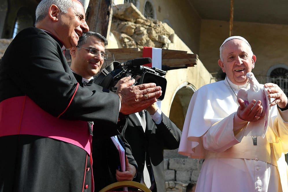 Papst Franziskus auf dem Platz vor der Kirche in Mossul: Der Papst forderte zu Nächstenliebe auf.