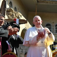 Papst Franziskus auf dem Platz vor der Kirche in Mossul: Der Papst forderte zu Nächstenliebe auf.