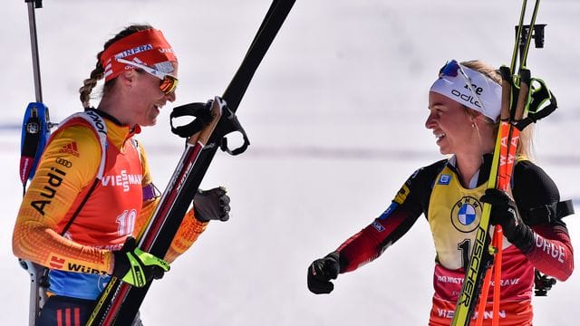 Denise Herrmann (l) gratuliert Tiril Eckhoff zum Sieg.