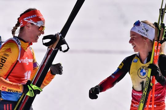 Denise Herrmann (l) gratuliert Tiril Eckhoff zum Sieg.