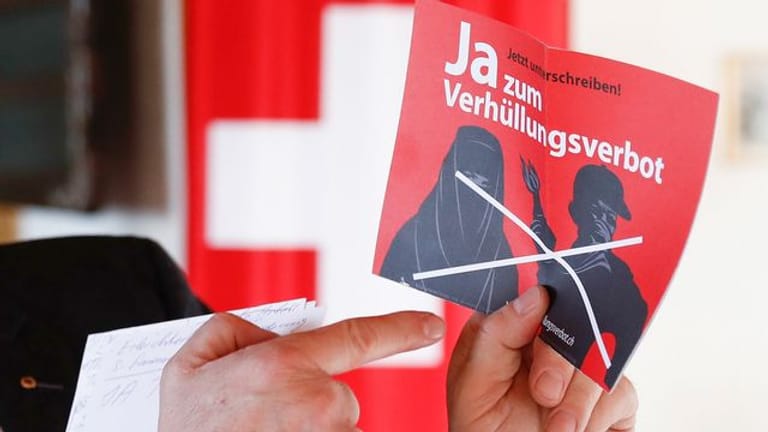 Die Schweizer haben sich in einer Volksabstimmuung für ein Verhüllungsverbot ausgesprochen.