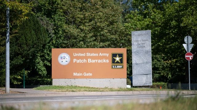 Ein Schild weist auf den Haupteingang der US-Kaserne "Patch Barracks" in Stuttgart hin. Ein Schild weist auf den Haupteingang der US-Kaserne "Patch Barracks" in Stuttgart hin.