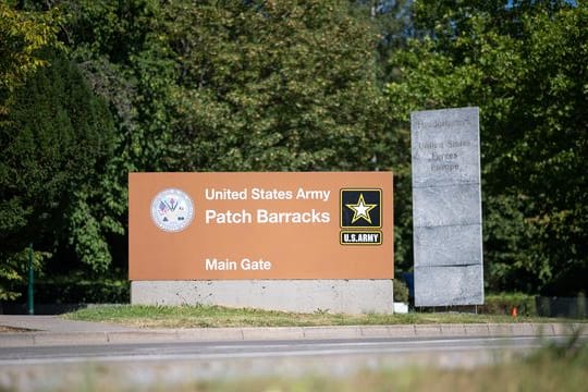 Ein Schild weist auf den Haupteingang der US-Kaserne "Patch Barracks" in Stuttgart hin.