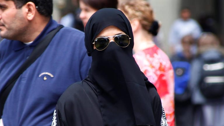 Frau mit Kopftuch und Schleier in Zürich: Ein Volksbegehren entscheidet in der Schweiz über ein Verhüllungsverbot in der Öffentlichkeit.