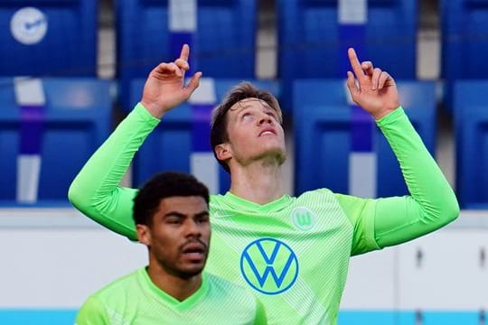 Die TSG 1899 Hoffenheim gehört zu den Lieblingsgegnern von Wolfsburgs Stürmer Wout Weghorst (r).