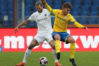 Abstiegsduell: Sandhausens Dennis Diekmeier (l.) gegen Braunschweigs Nico Klaß.