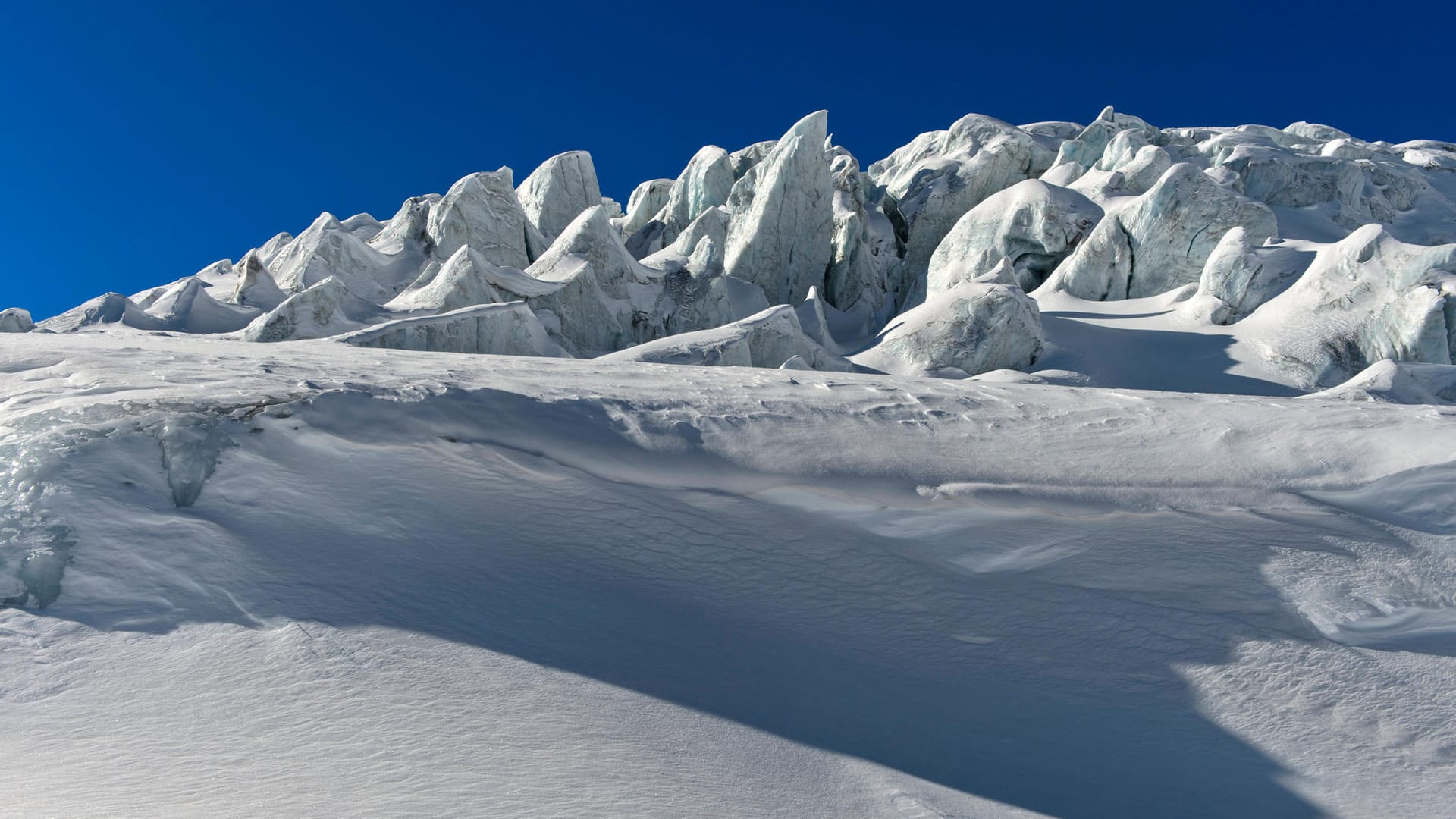 Schnee und Eis bei Saas Fee in der Schweiz: Abseits der Piste ist es zu einem schweren Unfall gekommen.