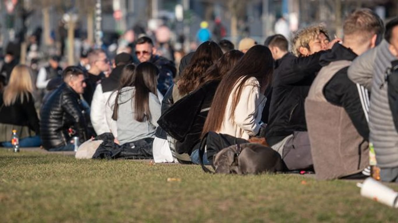 Meist jüngere Menschen sitzen am vergangenen Wochenende im Frankfurter Hafenpark.