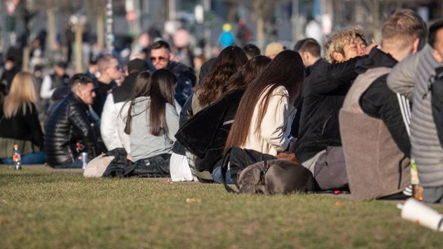 Meist jüngere Menschen sitzen am vergangenen Wochenende im Frankfurter Hafenpark. Meist jüngere Menschen sitzen am vergangenen Wochenende im Frankfurter Hafenpark.