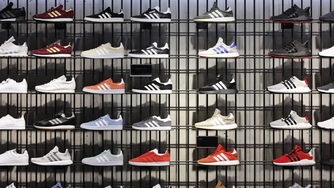 Schuhregal in einem Adidas-Store (Symbolbild): Zurzeit gehen gefährliche Kettenbriefe um.