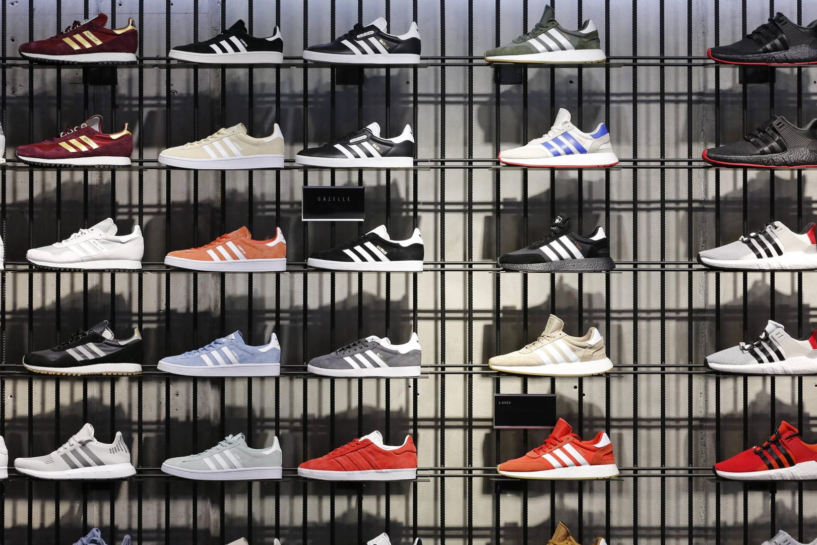 Schuhregal in einem Adidas-Store (Symbolbild): Zurzeit gehen gefährliche Kettenbriefe um.