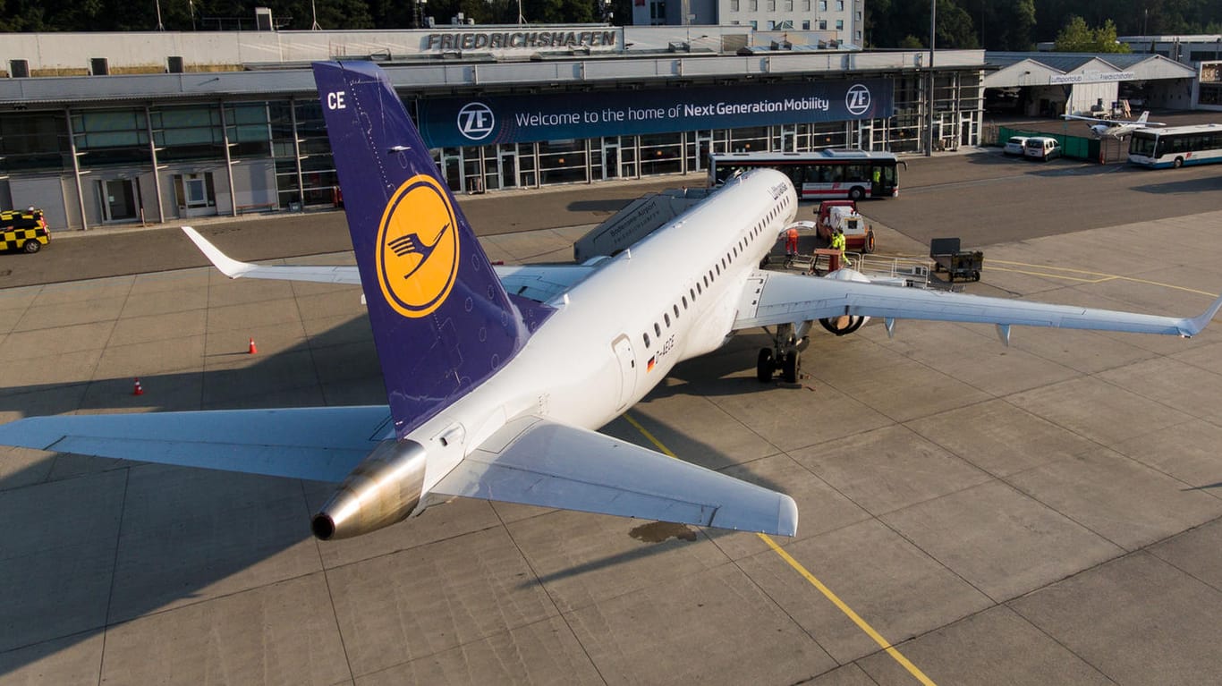 Ein Lufthansa-Jet am Flughafen Friedrichshafen: Normalerweise heben hier auch große Flieger ab. Wegen Corona ist das aber eine Seltenheit geworden.