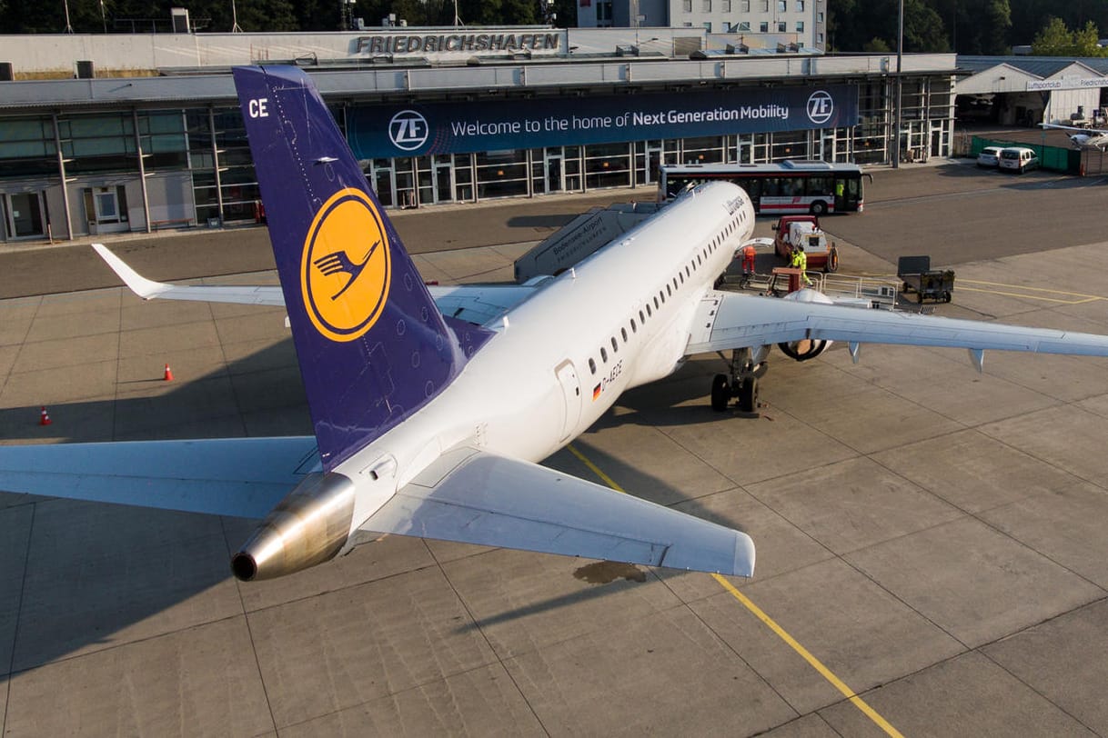 Ein Lufthansa-Jet am Flughafen Friedrichshafen: Normalerweise heben hier auch große Flieger ab. Wegen Corona ist das aber eine Seltenheit geworden.