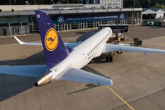 Ein Lufthansa-Jet am Flughafen Friedrichshafen: Normalerweise heben hier auch große Flieger ab. Wegen Corona ist das aber eine Seltenheit geworden.