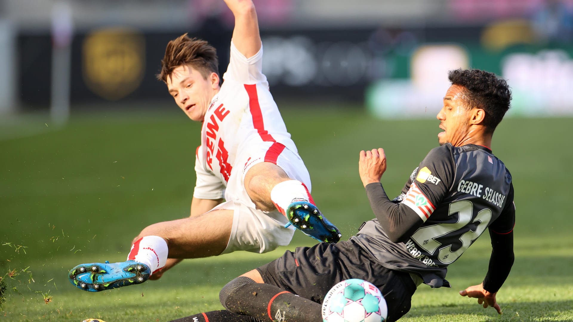 Stellvertretend für eine intensive Partie: Kölns Noah Katterbach (l.) und Bremens Theodor Gebre Selassie streiten um den Ball.