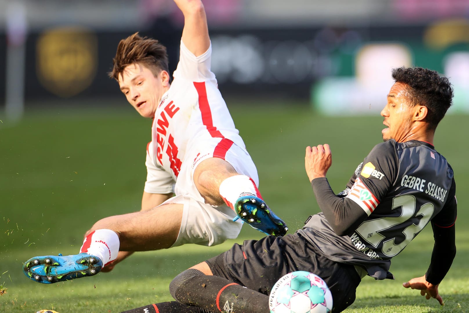 Stellvertretend für eine intensive Partie: Kölns Noah Katterbach (l.) und Bremens Theodor Gebre Selassie streiten um den Ball.