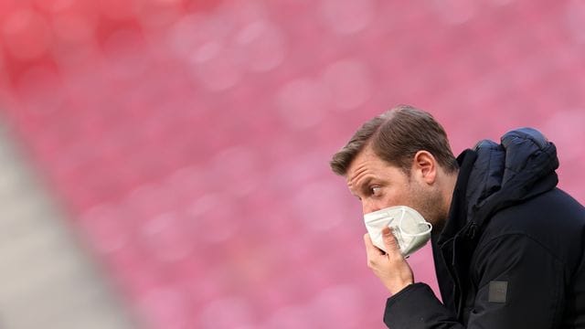 Bremens Florian Kohfeldt gibt vor dem Spiel ein Interview.