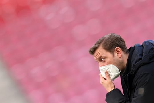 Bremens Florian Kohfeldt gibt vor dem Spiel ein Interview.