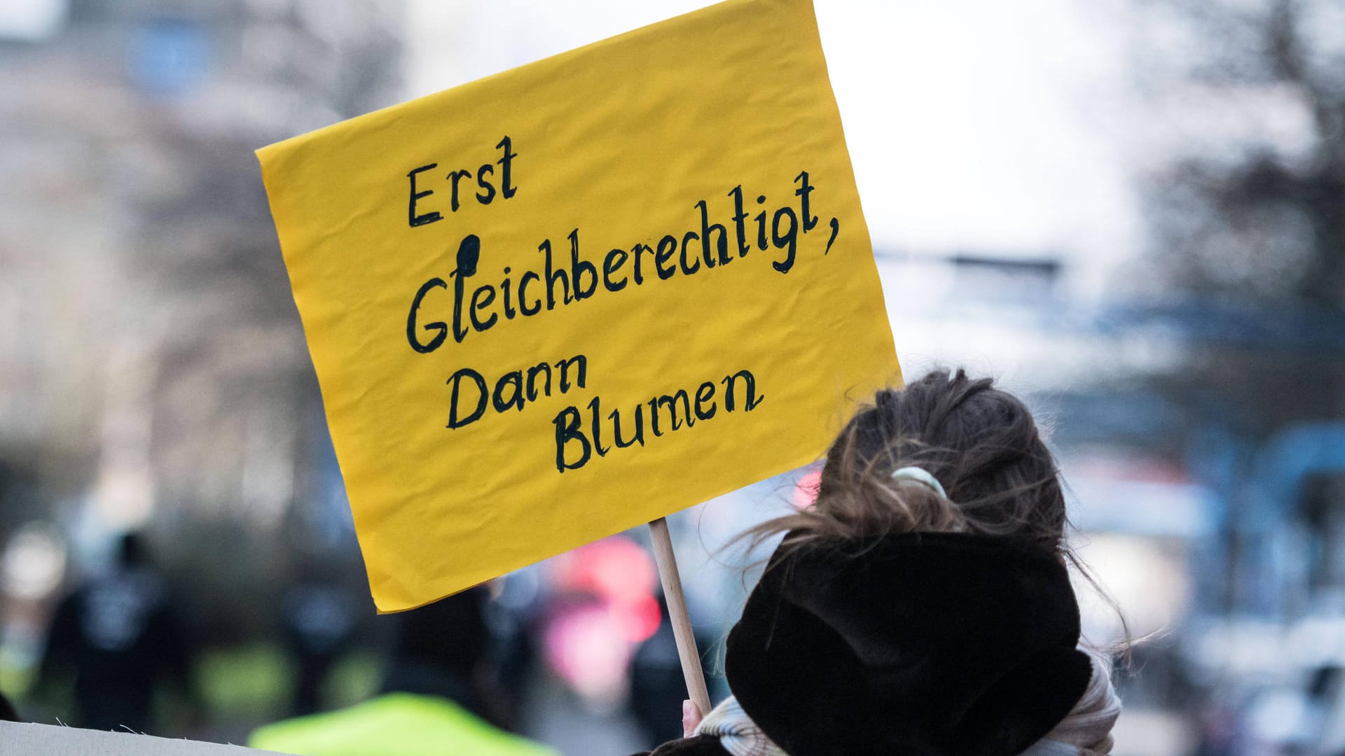 Demonstrantin auf dem Frauentag 2020 in Berlin: An der Lohnungleichheit hat sich wenig geändert.