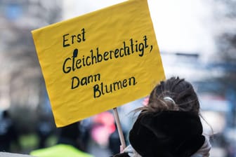 Demonstrantin auf dem Frauentag 2020 in Berlin: An der Lohnungleichheit hat sich wenig geändert.