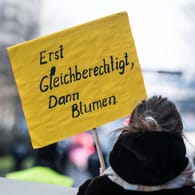 Demonstrantin auf dem Frauentag 2020 in Berlin: An der Lohnungleichheit hat sich wenig geändert.