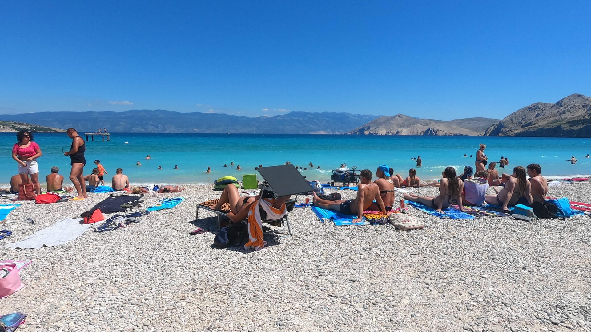 Urlauber am kroatischen Strand im Sommer 2020: Trotz Corona-Pandemie wirbt das Land auch jetzt wieder für Tourismus.