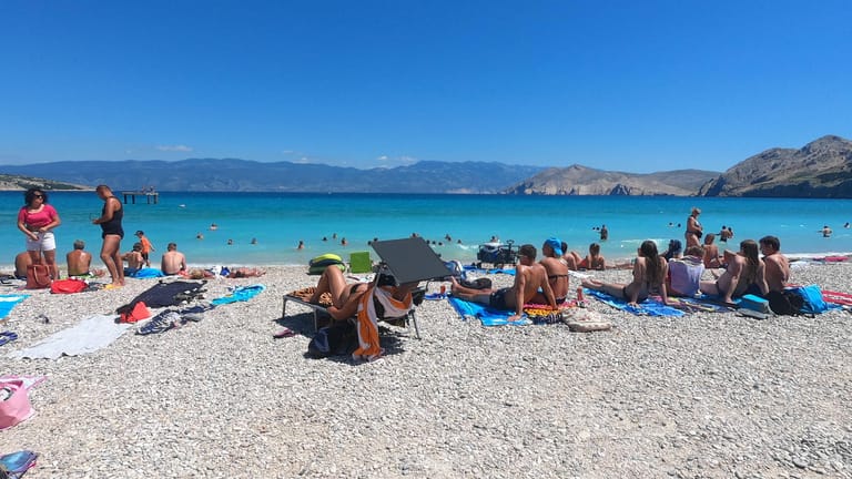 Urlauber am kroatischen Strand im Sommer 2020: Trotz Corona-Pandemie wirbt das Land auch jetzt wieder für Tourismus.