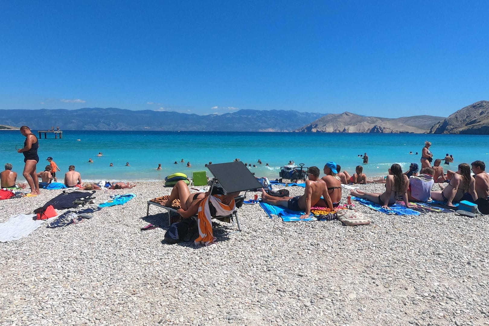 Urlauber am kroatischen Strand im Sommer 2020: Trotz Corona-Pandemie wirbt das Land auch jetzt wieder für Tourismus.