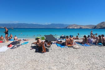 Urlauber am kroatischen Strand im Sommer 2020: Trotz Corona-Pandemie wirbt das Land auch jetzt wieder für Tourismus.