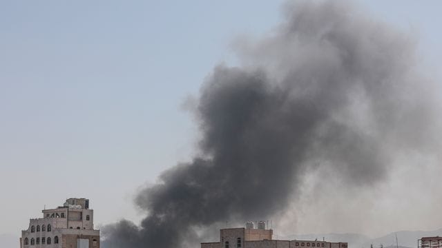 Schwarzer Rauch steigt in Sanaa zwischen Gebäuden auf. Schwarzer Rauch steigt in Sanaa zwischen Gebäuden auf.
