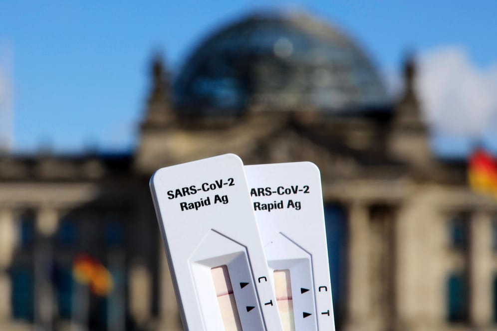 Antigen-Tests vorm Bundestag: Zumindest in Berlin soll es ab Montag genug Teststellen und Tests für alle Bürger geben.