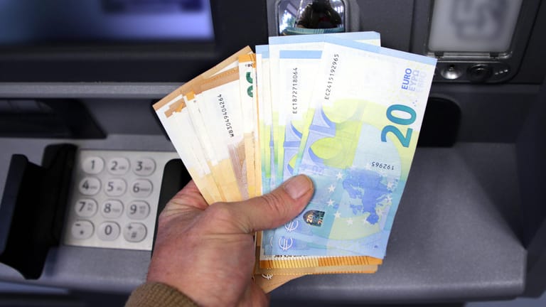 Bargeld abheben (Symbolbild): Die Einlagensicherung schützt Ihr Geld bei einer Bankpleite.