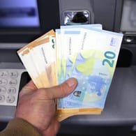 Bargeld abheben (Symbolbild): Die Einlagensicherung schützt Ihr Geld bei einer Bankpleite.