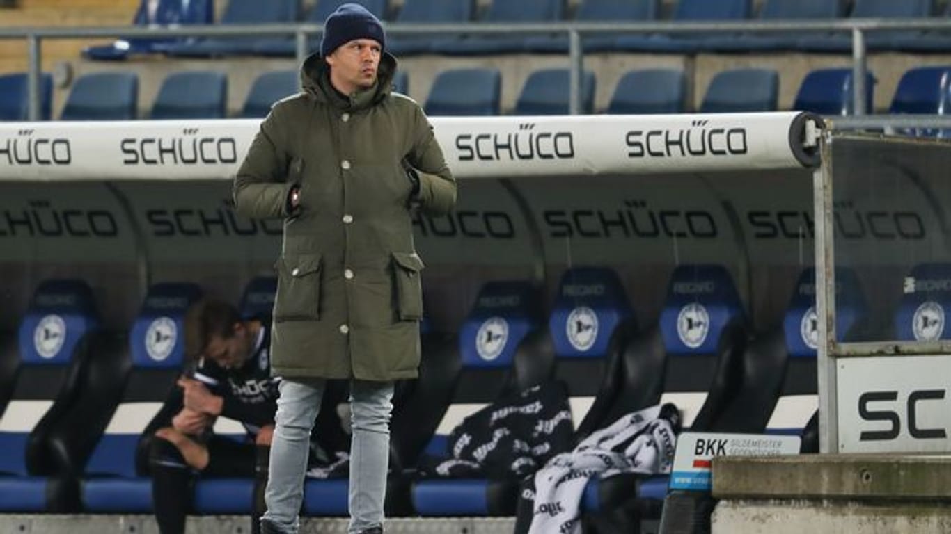 Bielefelds Geschäftsführer Sport Samir Arabi steht bei Spielende an der Seitenauslinie.