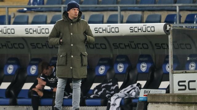 Bielefelds Geschäftsführer Sport Samir Arabi steht bei Spielende an der Seitenauslinie. Bielefelds Geschäftsführer Sport Samir Arabi steht bei Spielende an der Seitenauslinie.