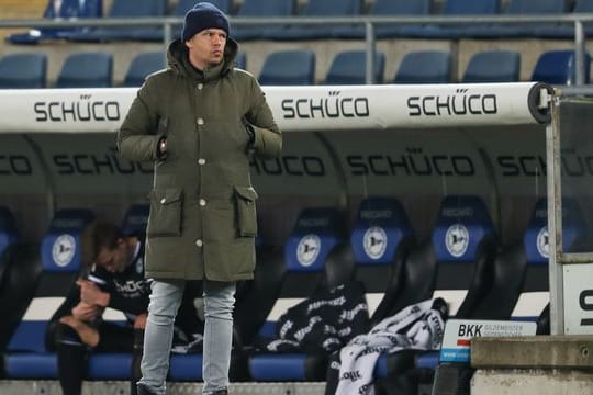 Bielefelds Geschäftsführer Sport Samir Arabi steht bei Spielende an der Seitenauslinie.