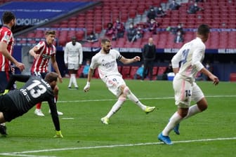 Real Madrids Karim Benzema (M) schießt das Tor zum 1:1-Endstand im Lokal-Derby von Madrid.