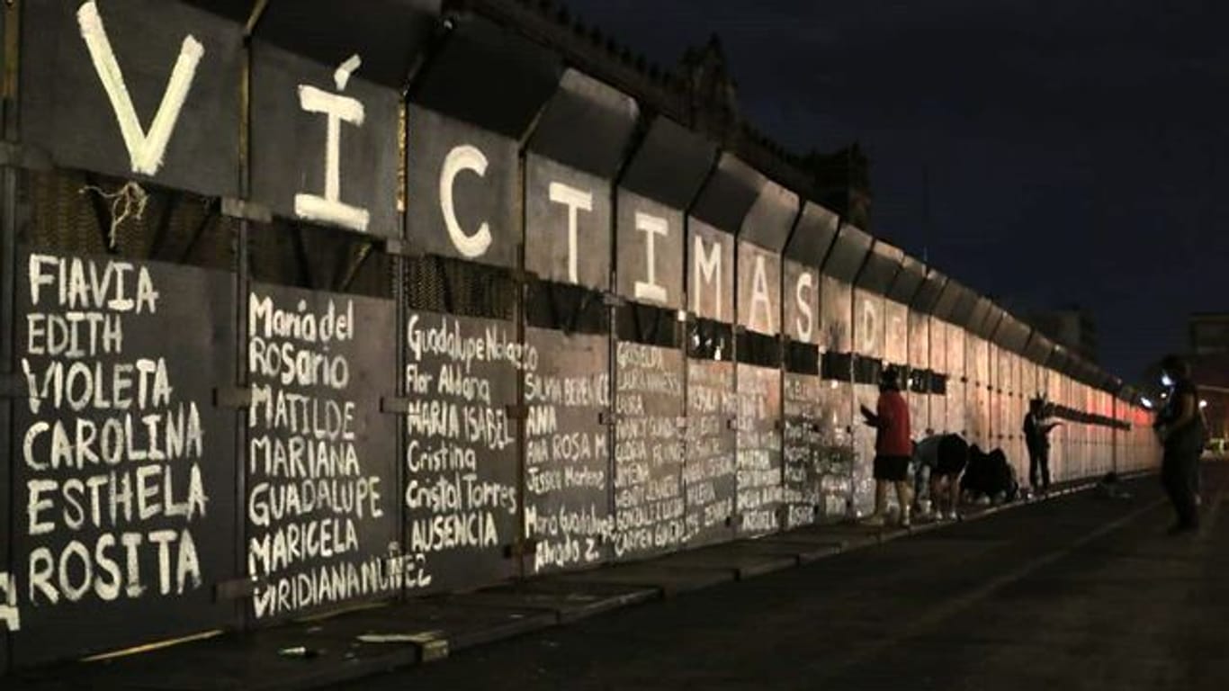 Die mit den Namen ermordeter Frauen bemalten Metallbarrieren des Nationalpalastes in Mexiko-Stadt.
