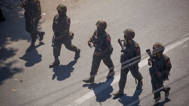 Soldaten auf einer Straße in Yangon.
