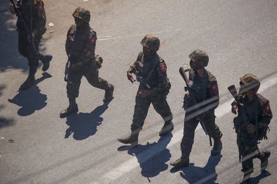Soldaten auf einer Straße in Yangon.